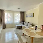 דירה Stylish - Pool - Near Venid *